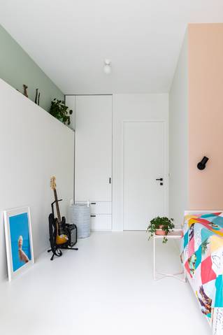 moderne slaapkamer met witte mellow gietvloer