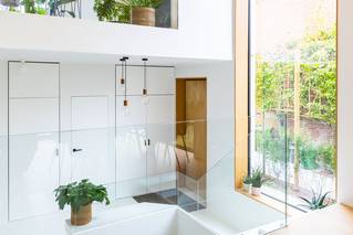 witte hal met witte mellow gietvloer en houten afwerking