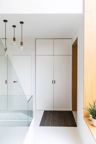 inkomhal met witte mellow gietvloer en ingebouwde vloermat