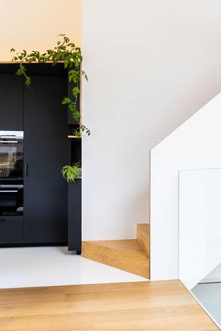 mellow gietvloer met houten trap en vloer