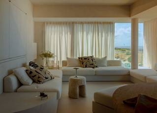 Woonkamer in appartement aan kust met Socrete vloer