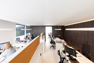 Boekhoudkantoor gietvloer kleuren geel zwart  