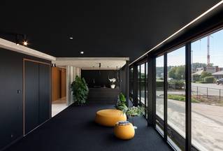 Boekhoudkantoor gietvloer kleuren geel zwart 1