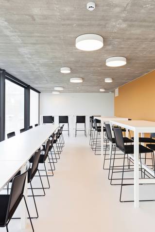 Boekhoudkantoor gietvloer kleuren geel zwart 3