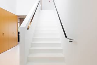 Boekhoudkantoor gietvloer kleuren geel zwart trap