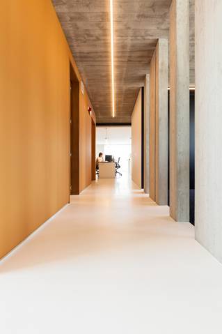 Boekhoudkantoor gietvloer kleuren geel zwart hal