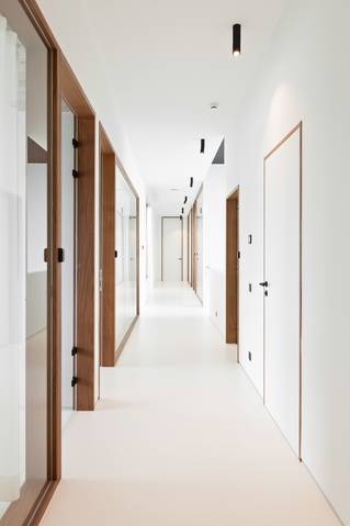 Boekhoudkantoor gietvloer kleuren geel zwart wit 