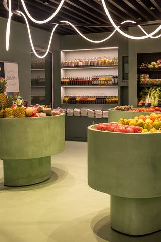 fruitbakken in delicatessenzaak