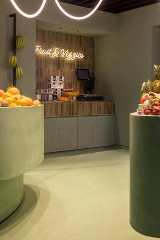 fruithoek in delicatessenzaak met gietvloer