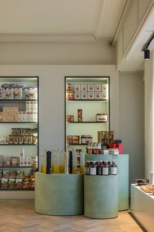 design stands met minerale afwerking en uitstalrekken