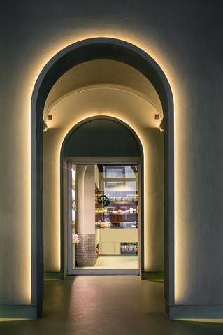 doorgang in socrete met ingebouwde verlichting