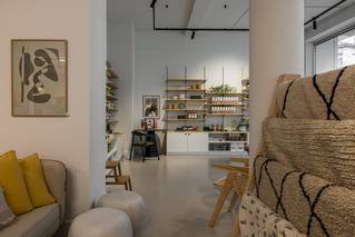 interieur showroom met decoratie en meubels