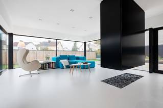 Liquidfloors Mellow pu gietvloer in living architectenwoning Oudenaarde