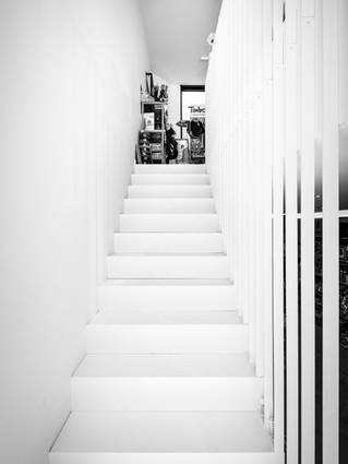 Liquidfloors Mellow pu gietvloer trap in winkelruimte Oostende