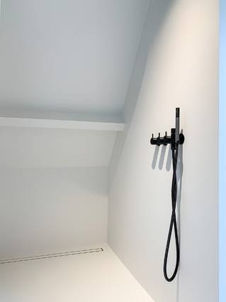 Liquidfloors Socrete minerale harsvloer gietvloer in badkamer residentieel project knokke