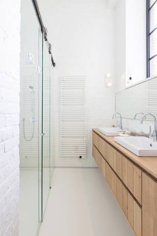 Badkamer gietvloer wit hout 