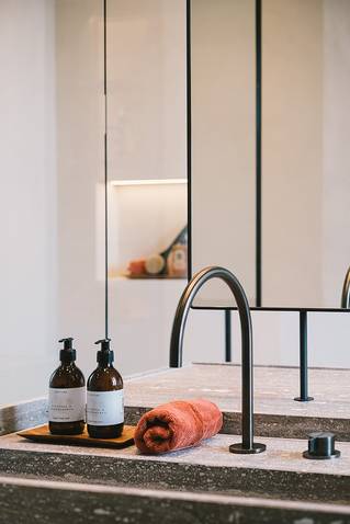 wastafel kraan socrete spiegel douche