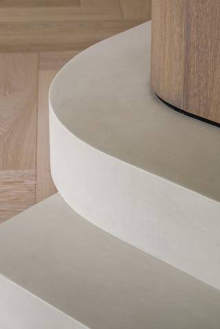 Socrete op afgeronde trappen in HB Residentie door Studio Leeman