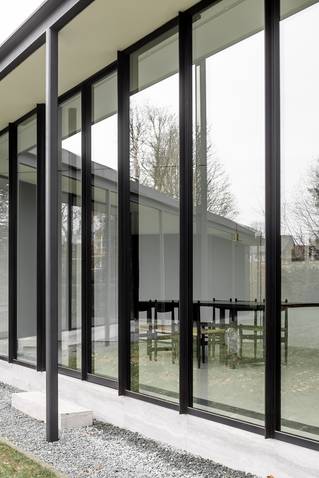 buitenzicht eetkamer met Socrete gietvloer