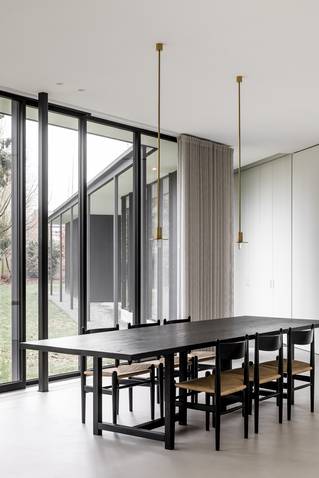 eetkamer met Socrete gietvloer