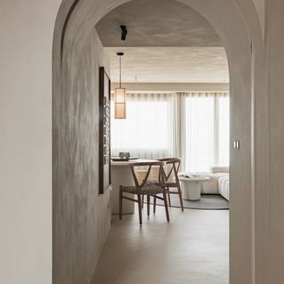 Woonkamer in kustappartement met Socrete gietvloer