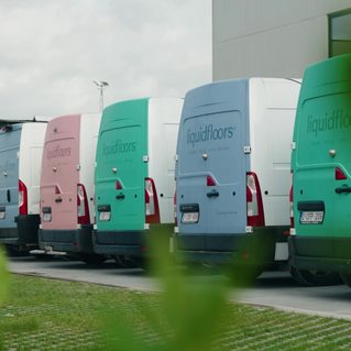 Liquidfloors bestelwagens die op 1 lijn staan