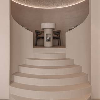 Carran gietvloer op trappen in restaurant Rebelle