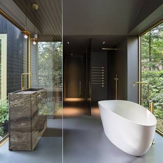 Zwarte badkamer met Mellow gietvloer en vrijstaand bad