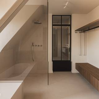 Socrete gietvloer in badkamer met inloopdouche