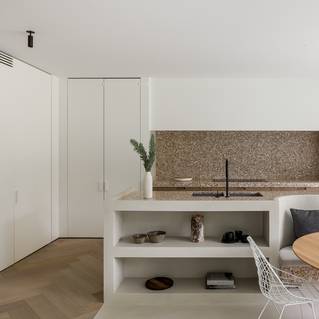 Socrete gietvloer op kast en zitmeubel in moderne keuken 