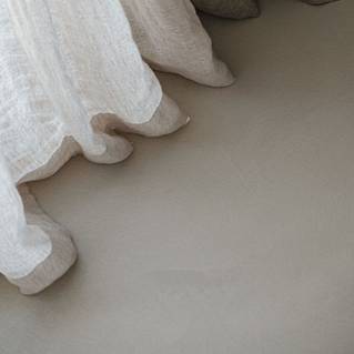 Closeup Socrete gietvloer in combinatie met gordijnen