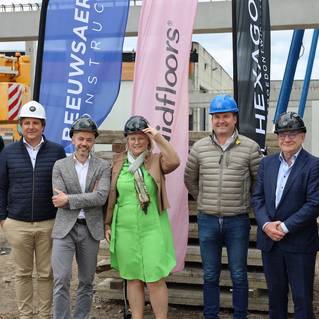 Burgemeester Marc Doutreluingne en schepen Isabelle Degezelle samen met bouwteam Park Apart