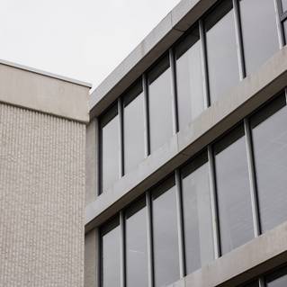 Gevel van Park Apart bedrijfsgebouw met beton reliëf