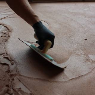 Plaatsing bruiine Carran gietvloer in Diner