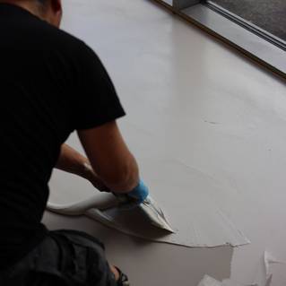 Socrete gietvloer die gespateld wordt op chape