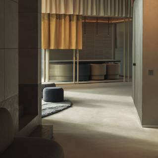 grijze Socrete gietvloer in gang Hub Brussel