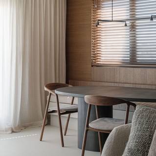 Interieur kustappartement met houtfineer panelen en grijze Socrete gietvloer