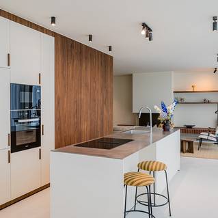 Keuken in penthouse met grijze Socrete gietvloer