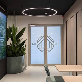 Inkom met grijze Socrete in kantoorruimte The Tipping Point