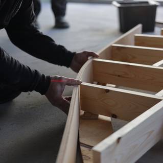 Schrijnwerker die houten maatwerk plaatst