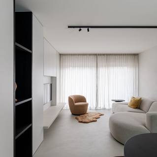 Woonkamer met grijze Socrete gietvloer in kustappartement