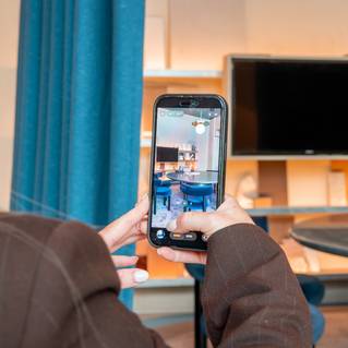 Content marketeer die foto neemt met smartphone