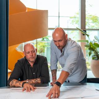 Projectleiders Liquidfloors die bouwplan bekijken
