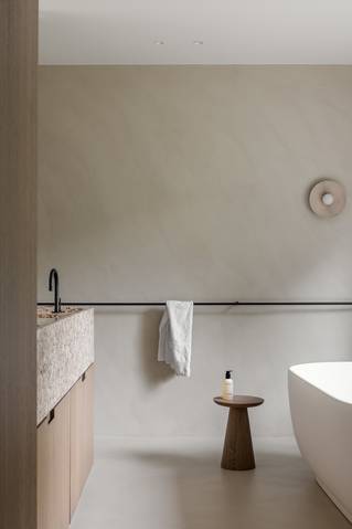 Badkamer met Socrete gietvloer en wand