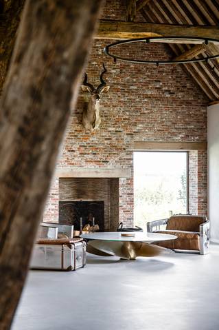 Carran gietvloer van Liquidfloors in gerenoveerde schuur