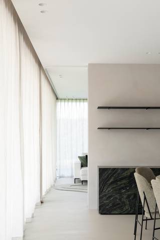 Socrete gietvloer in moderne eetkamer