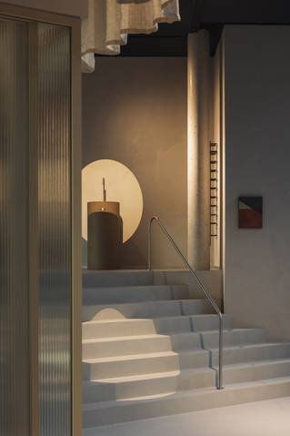 Trappen in Hub Brussel met grijze Socrete gietvloer