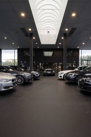 Endur gietvloer in showroom van luxe garage