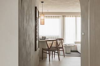 Woonkamer in kustappartement met Socrete gietvloer