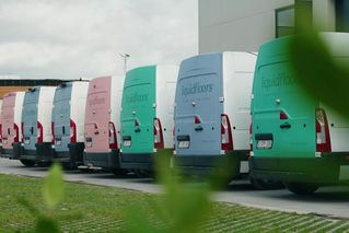 Liquidfloors bestelwagens die op 1 lijn staan